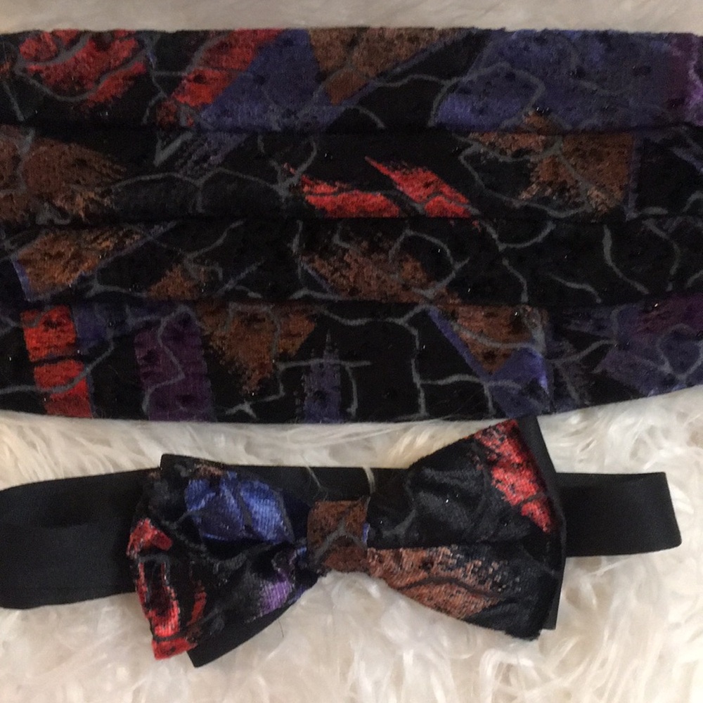 Vintage 1980’s Velvet Cummerbund & Bow Tie. Perfect for prom/special occasions.